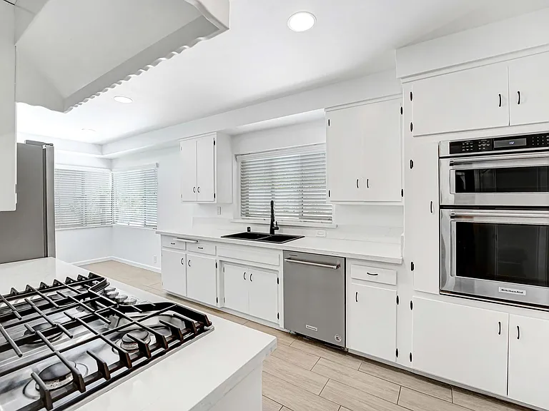 555 Amalfi Dr — Photo 8
