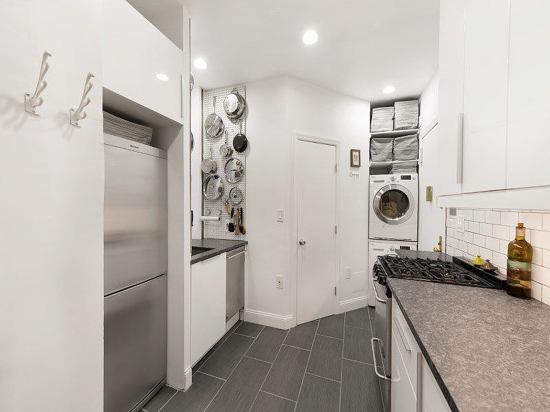 1st image of 441 W 44th St #22