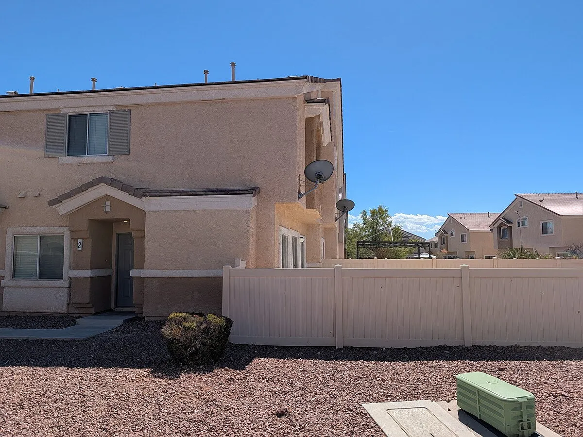 2 bed, 2.5 bath, 1332 sqft, $1,713 — Photo 2