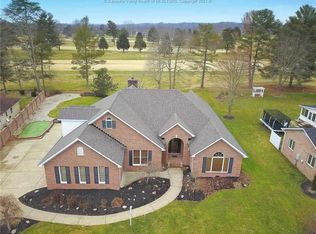 8 Country Club Dr, Hurricane, WV 25526