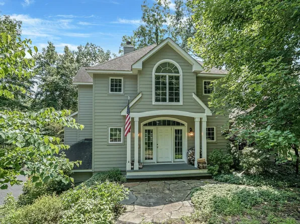 1055 Sky View Dr, East Stroudsburg, PA 18302