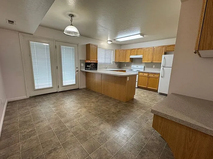 298 E 2350 N — Photo 5