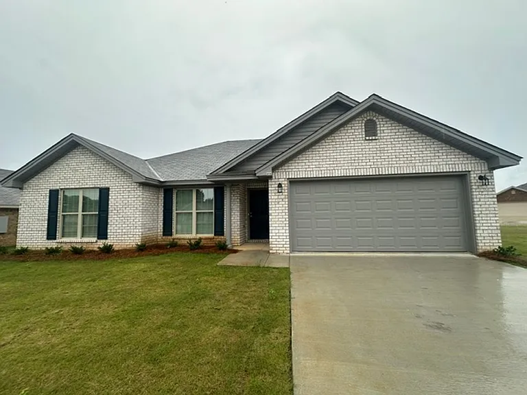 444 Country Club Dr — Photo 1