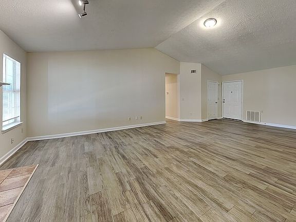 4th image of 1410 Stoneleigh Way
