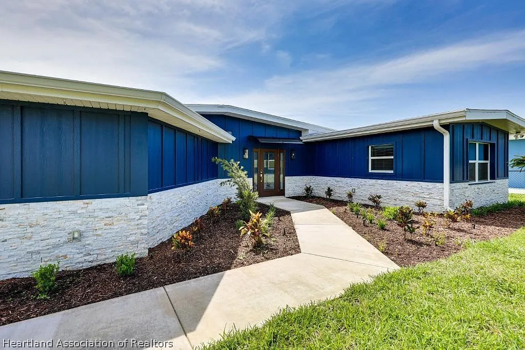 4 bed, 2.0 bath, 1661 sqft, $4,000 — Photo 2