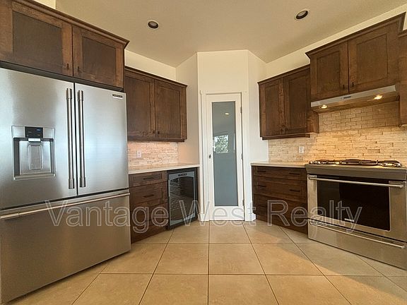 3rd image of 654 Dougherty Ave