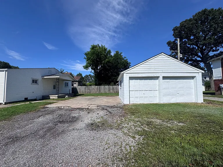 2230 Monroe St — Photo 27
