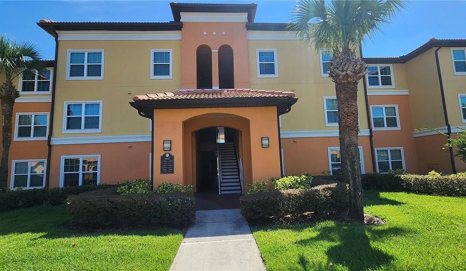 2/2 Third level condo at Cypress Fairway — Photo 1