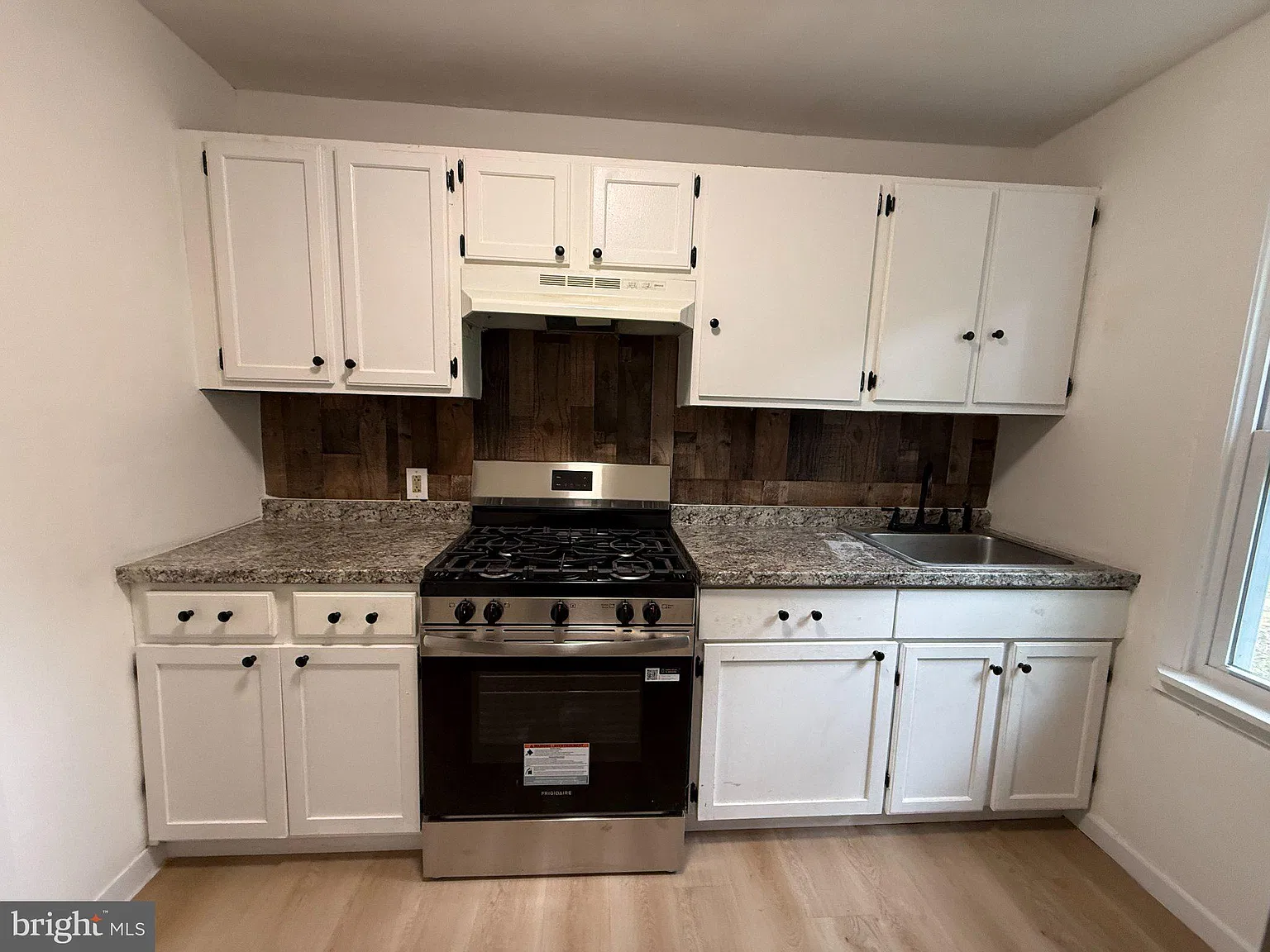 3 bed, 1.0 bath, 1200 sqft, $1,950 — Photo 4