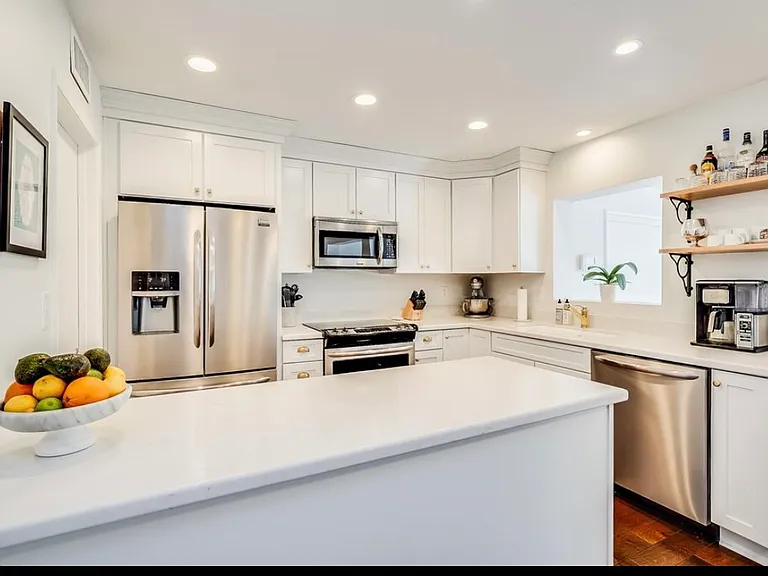 4043 E Campbell Ave — Photo 2