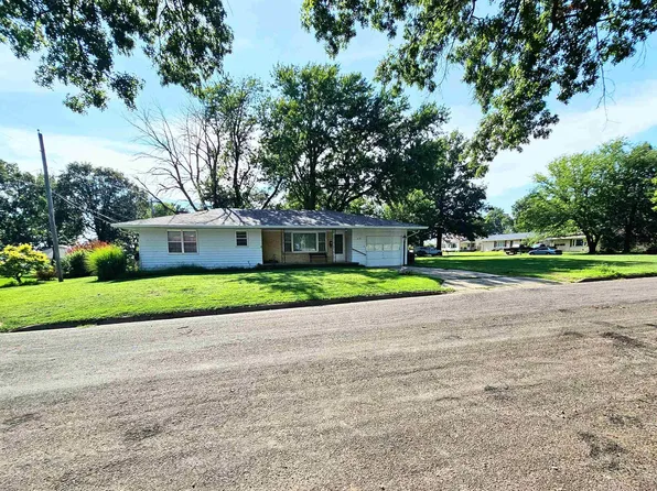 519 N 15th St, Sabetha, KS 66534