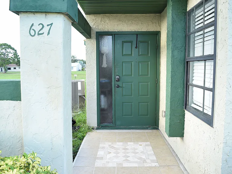 627 SW Jeanne St #MAIN — Photo 2
