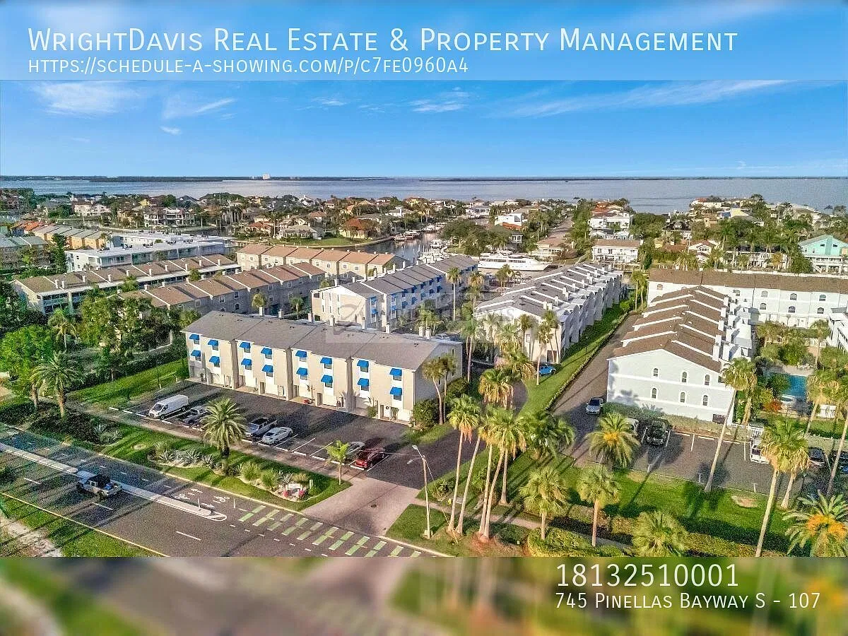 Spacious 3-Bedroom Tierra Verde Condo with Garage, Patio & Private Bal — Photo 1