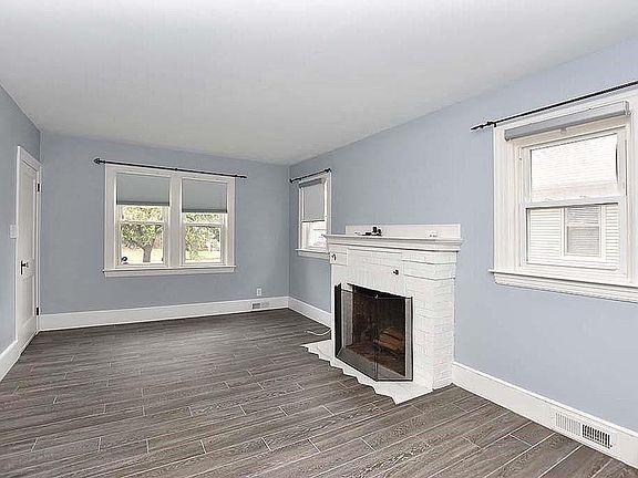 3rd image of 1055 Narragansett Pkwy
