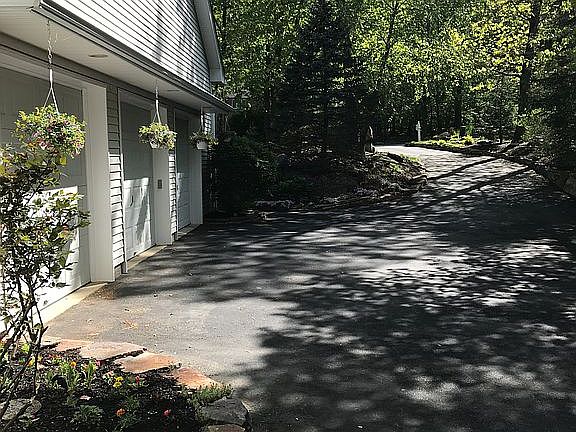 3 car garage/driveway