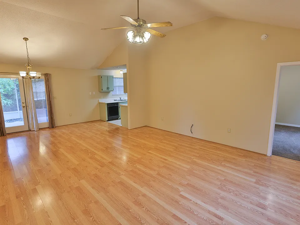 213 Pinoak Ct W