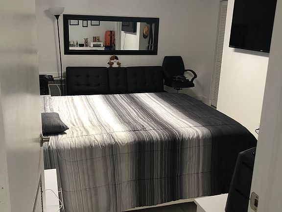 5th image of 3145 Village Green Dr Unit 2