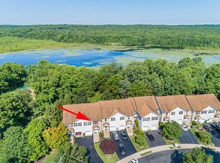 10 Lakeview Dr, Helmetta, NJ 08828