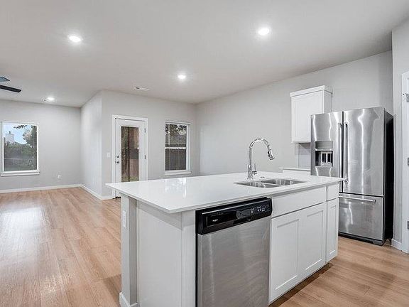 5th image of 913 Sonoma St