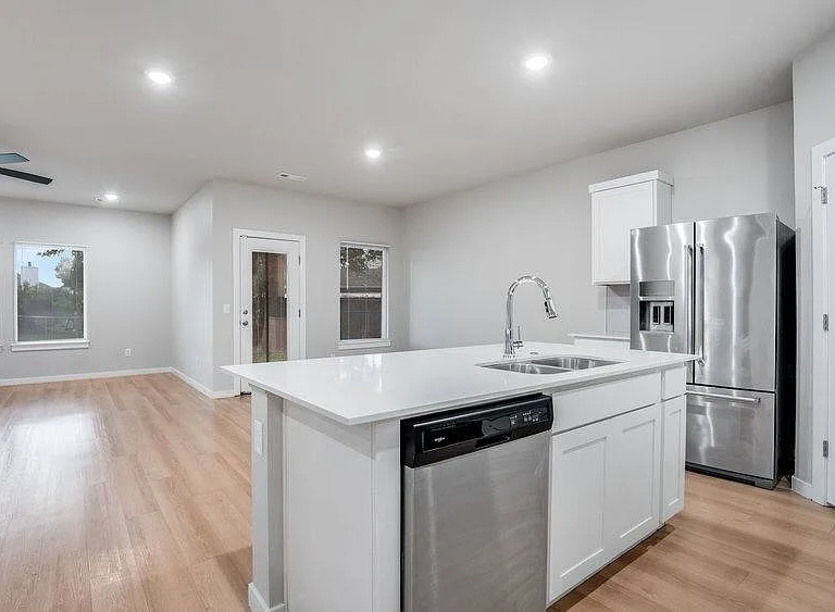 913 Sonoma St — Photo 5