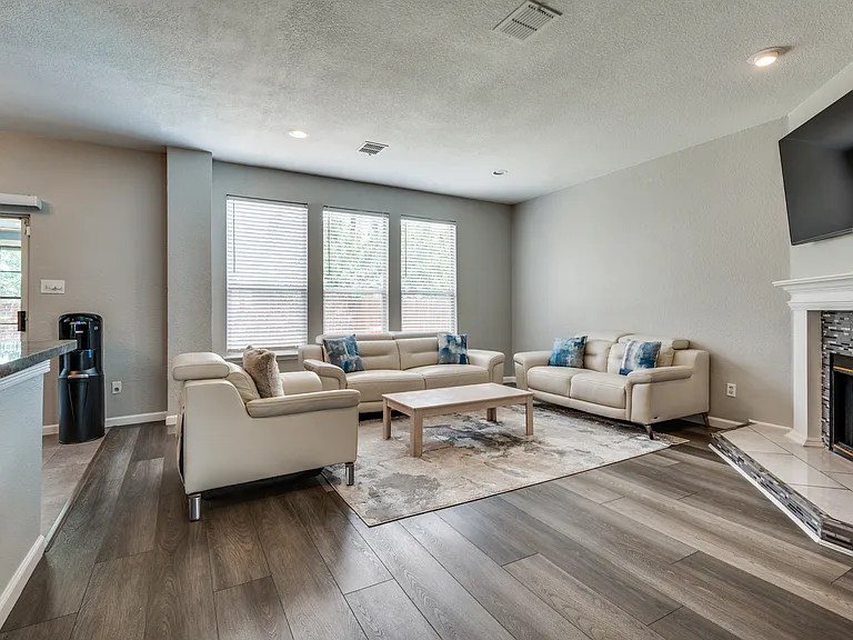 817 Pryor Dr — Photo 6