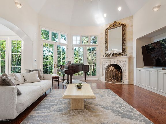 3rd image of 648 Long Cove Ct