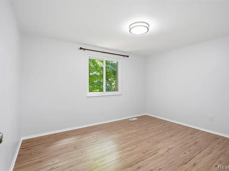 1880 Welling Dr — Photo 25