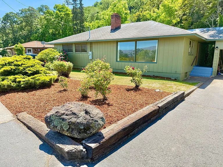 800 E Scenic Dr — Photo 1