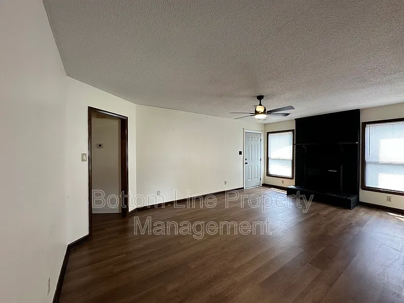 3 bed, 2.0 bath, 1210 sqft, $1,550 — Photo 3
