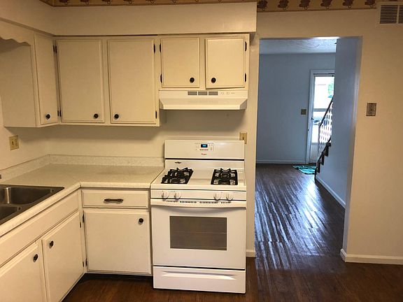 kitchen, looding into the living room