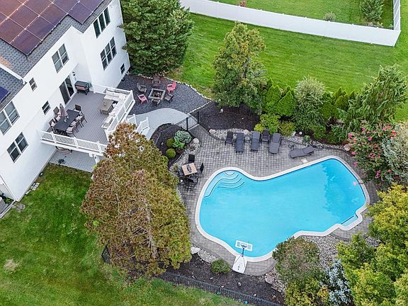 3rd image of 3 Saddlebury Ct