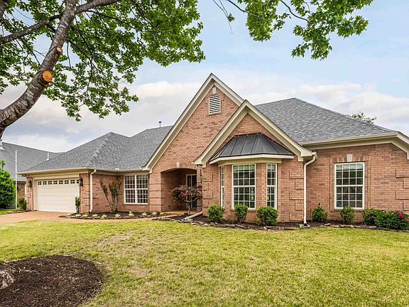 3rd image of 115 Lewis Fairway Cir