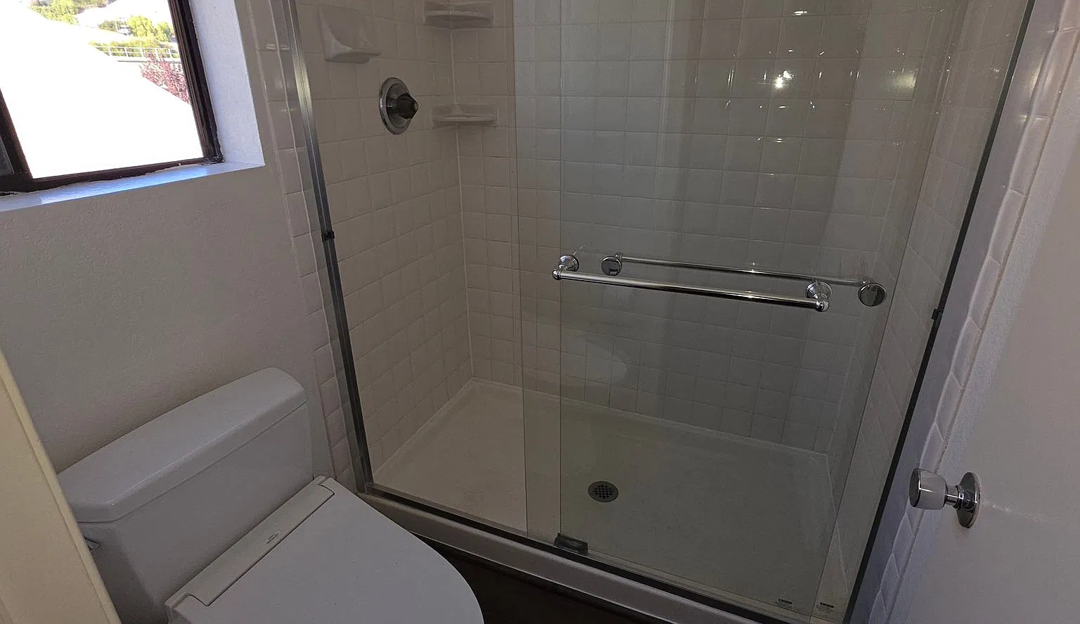 Spacious 3BR Townhome in Gated Evergreen Community — Photo 3