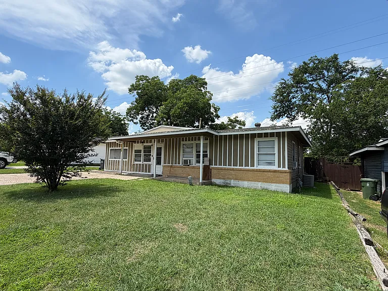 1109 E Inwood Dr — Photo 3