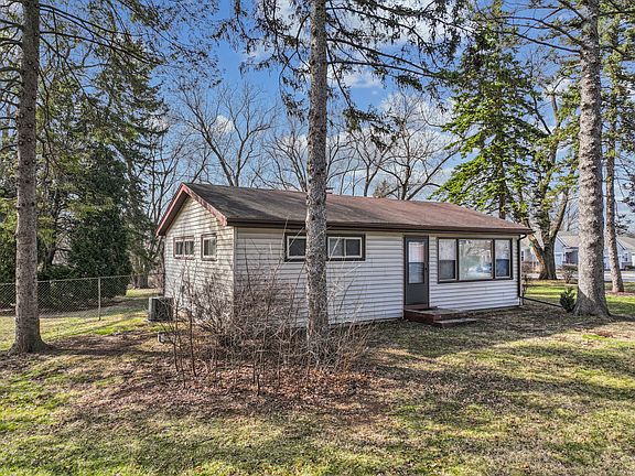 3rd image of 1484 N Hicks Rd