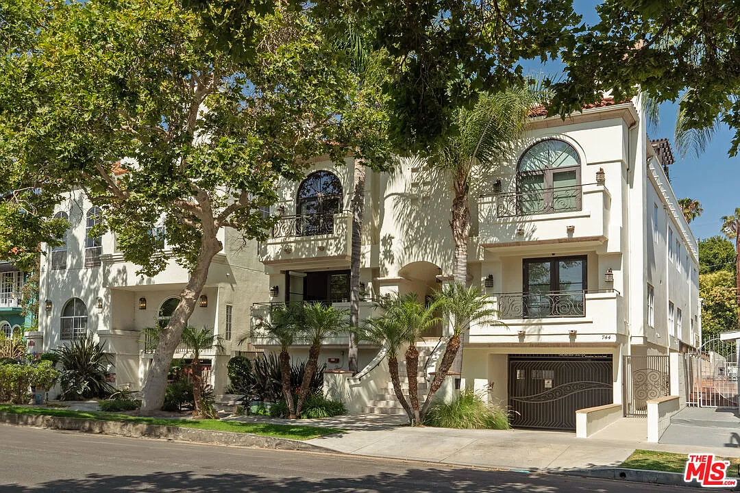 3 bed, 3.0 bath, 1900 sqft, $8,300 — Photo 1