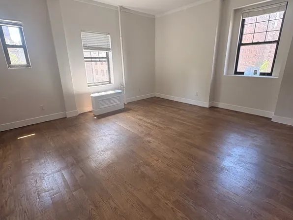 621 West End Avenue image 1 of 8