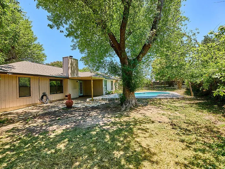 1105 Stratford Cv — Photo 28