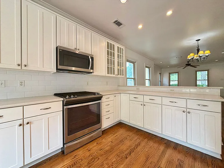 903 E 38th St — Photo 10
