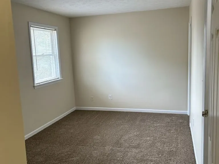 481 Woodview Dr — Photo 14