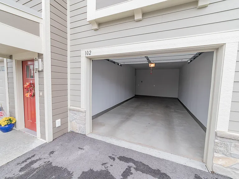 Mammoth Springs Apartments & Townhomes — Photo 36