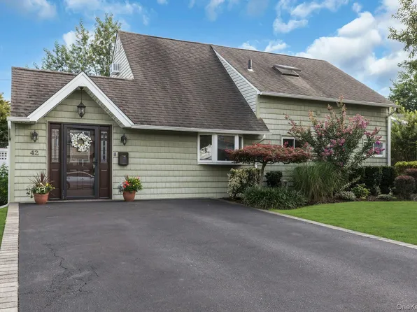 42 Dock Lane, Wantagh, NY 11793