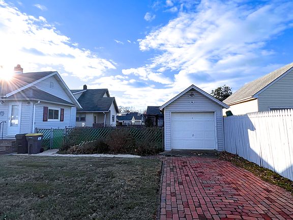 2nd image of 301 Lorewood Ave