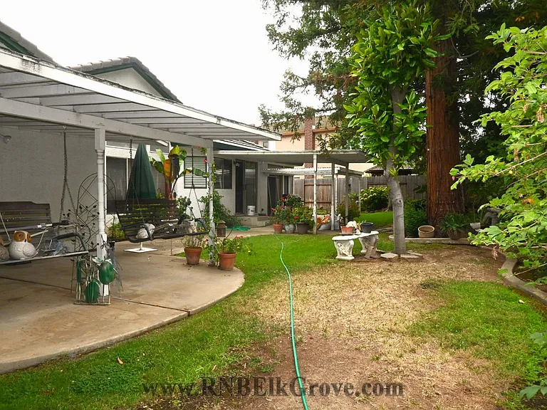 9000 N Camden Dr — Photo 1