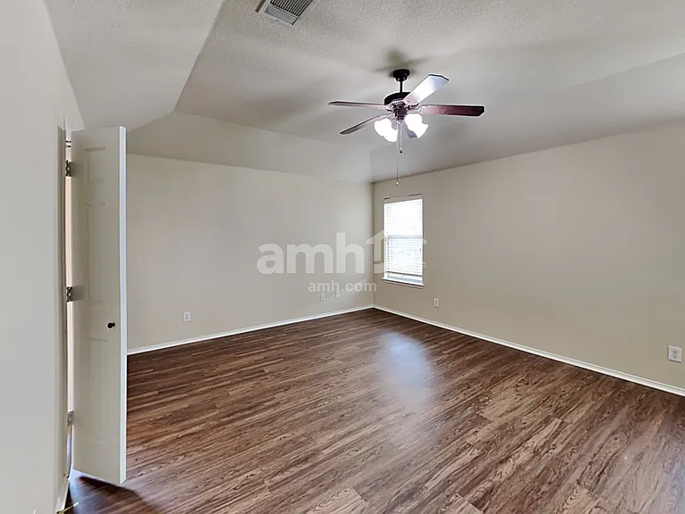 402 Nutmeg — Photo 9