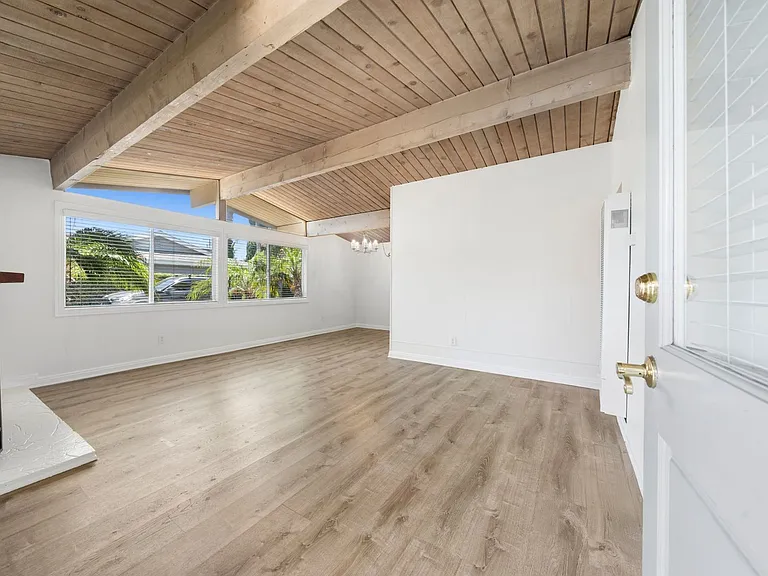 2545 Elden Ave — Photo 3