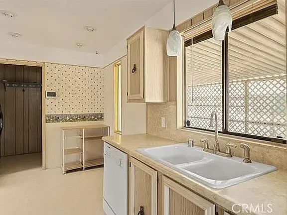 1275 W Johnston Ave — Photo 8