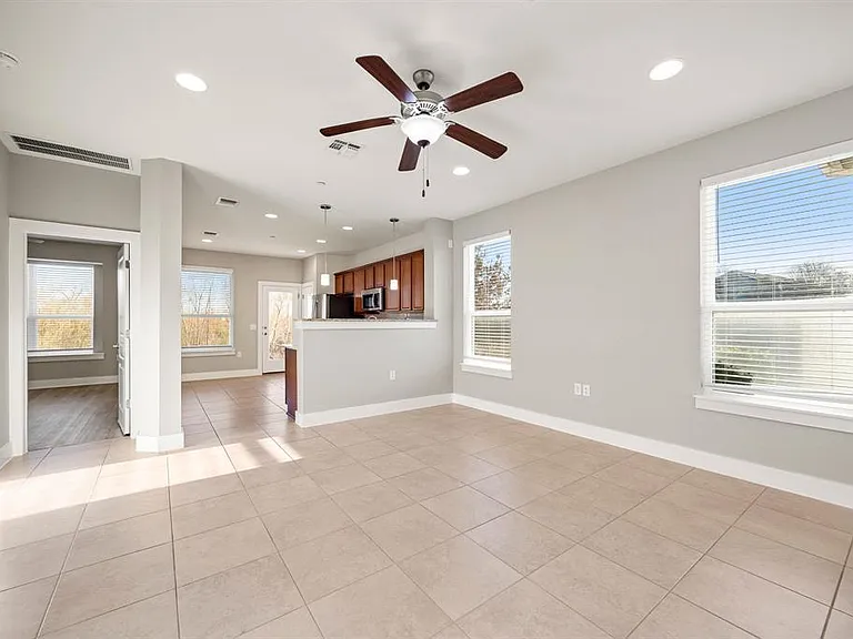 1501 Roseburg Dr — Photo 5