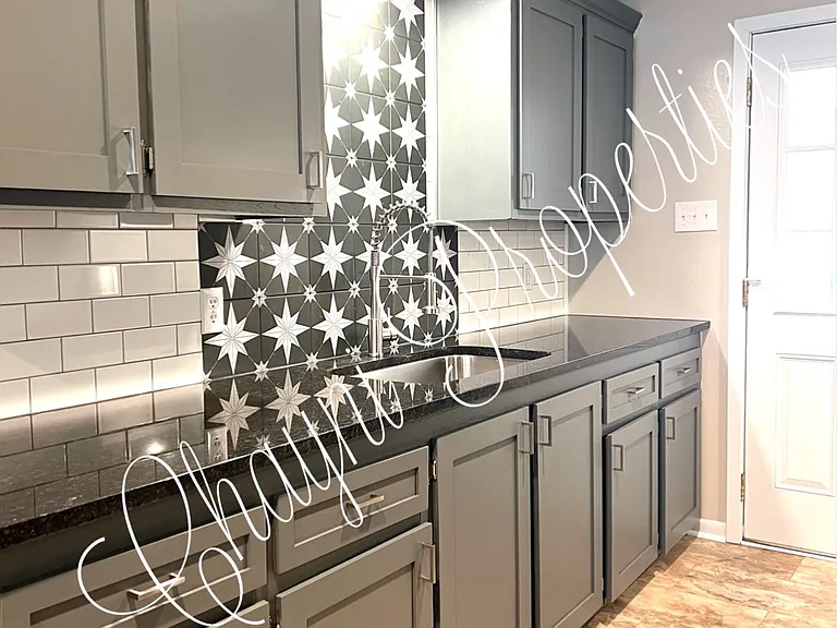 810 E Lamar St — Photo 5