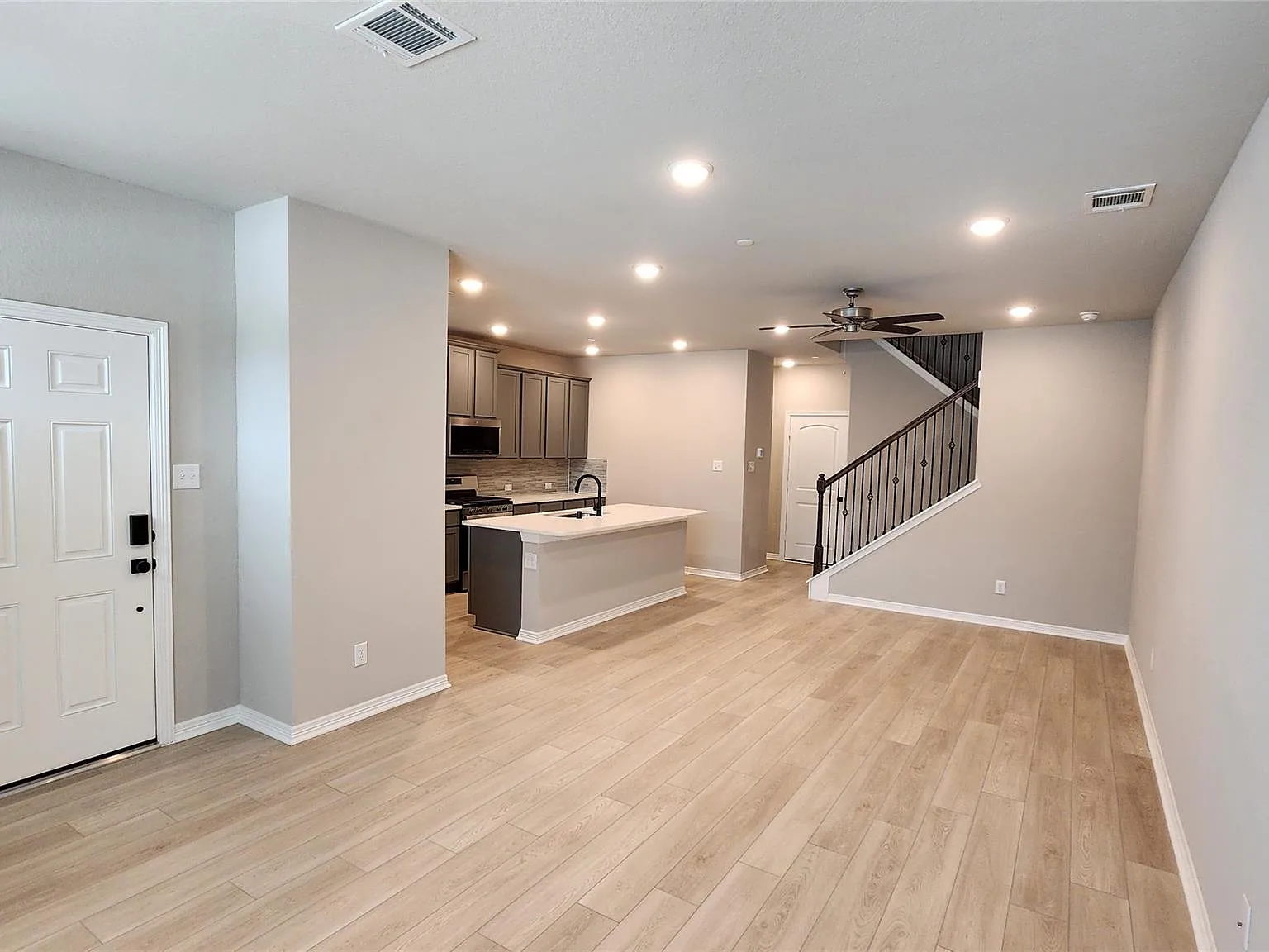 3 bed, 2.5 bath, 1745 sqft, $2,500 — Photo 4